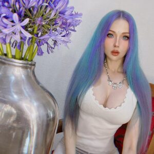 Valeria Lukyanova Instagram - Каждая девушка хочет перемен во внешности , время от времени. 

Порой я сама себе до такой степени надоедаю , была бы возможность я меняла бы внешность ежедневно , вплоть до черт лица, фигуры , роста и даже цвета кожи . 

Потому , что я человек который любит разнообразие . Мне быстро все надоедает . 

И вот, теперь  у меня разноцветные волосы , но я буду усиливать и углублять цвета пока не надоест , скоро добавлю розовые пряди. 

Как считаете не слишком вызывающе ? 😳🤔🤓 #разноцветноеокрашивание #окрашиваниеволос #покраскаволос #разноцветныеволосы #длинныеволосы #аматуе #валериялукьянова