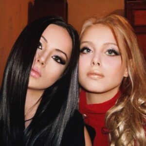 Valeria Lukyanova Instagram - Начало этой душещипательной истории тут: @avatar_merkaba_rex Но это ещё не самое смешное поверьте дальше было ещё комичнее!!!! 

Уже парни моих подруг запрещали им со мной общаться! ПАРНИ Карл...🤦🏼‍♀😅 

Когда я пыталась уточнить, в чем же дело , подруги говорили мне , что они уверены , что когда они со мной гуляют — нам постоянно пристают парни и я их якобы склоняю к тому, чтобы со всеми знакомиться!!!! 

Кстати говоря в 13 лет я со всеми перестала общаться, потому что мне как раз таки не интересно было общение с парнями, и когда они начинали говорить на очень глупые темы сидя на лавочке с какими-то придурками , которые подходили к ним познакомиться, моя психика этого не поддерживала, и я просто уходила домой , и впоследствии я поняла, что все прогулки сводится к тому , чтобы найти какого-то хахаля , и познакомиться с ним , поэтому я углубилась в чтение эзотерическом литературы и постижение магии , К тому же я ходила на множество развивающих кружков такие как стрельба астрономии палеонтология и туризм ! Также занималась в музыкальной школе, поэтому мне было чем заняться! так что межполовые отношения меня не волновали, да и вообще в 13 лет я все ещё играла в куклы, между прочим!!!!

Также примерно в 14 лет я начала ходить в храм кришнаитов и изучать ведическое литературу различные индийский трактаты я нашла с 15 лет давай лекция прошла курс бхакти- программ, так что я сразу же нашла себе людей по уровню ! 
Я с детства была философом, поэтому мне нужны были такие же философские настроенные личности , тогда ещё не было компьютера, и я давала по телевизору и в газеты объявления о знакомстве с магами !  Также я смотрел различные музыкальные программы где можно было давать какое-то объявление там я познакомилось со своей лучшей подругой @juliafireflower ! Мы много лет дружили пока она не переехала в Россию! Наверно это было моё лучшее знакомство , потому что мне с ней было очень хорошо и интересно она скрасила моё детство на все 100 %! 😅 👇🏻👇🏻👇🏻 #детство #подруги #психология #историиизжизни #аматуе #нордика #нахема #валериялукьянова