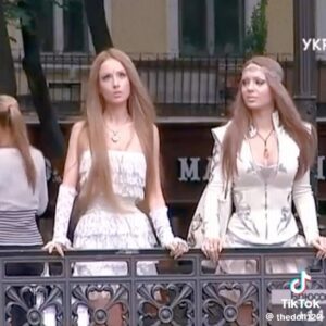 Valeria Lukyanova Instagram - Массаж лица.

В последнее время часто слышу на эту тему критику от разных людей. Что массаж ничего не решает, годы берут свое и так далее. я категорически не согласна с этим утверждением. Если бы вы только знали как мое лицо регенерируется после 1 качественного часового массажа! Я уже молчу про целый месячный, или двухмесячный курс. Мы с Ирэн думаем кстати над вашим предложением устроить мультихакинг по этой теме ( красота, молодость , уход за собой), но пока у нас на первом месте чакры, так что немного подождите.

В интернете множество самых разных техник массажа. Но я предпочитаю исключительно азиатские типы. Это Япония, Китай. Как ни крути там самые молодые женщины, в летах, и поверьте уж, они знают толк в массаже. Это вам маленькая подсказка, на какой массаж стоит тратить время. От какого массажа будет сто процентный результат.

Конечно многие скажут, что у них нет времени на себя любимую, целый час в день. И это только ваш выбор. Если вы на себя , не найдете всего лишь 1 час, из 12 часов светового дня, то с вами все понятно. Это же надо себя настолько не любить, и быть такими неосознанными, чтобы это казалось чем то из ряда вон выходящим. Вы слишком заняты? ЧЕМ?

Что может быть важнее красоты и молодости?

Вы считаете это не важно? А не на этом ли строится уверенность в себе, мотивация и хорошее настроение, что является КАТАЛИЗАТОРОМ успеха в жизни???!!!

Не это ли является притяжением к вам людей и возможностей, девайсов?
 На видео я 12 лет назад разницы 0 кроме цвета волос . Приятно ? Приятно . Многие хотели бы так же . Проходите по ссылке в профиле - научу ! #омоложения #молодость #красотаимолодостьлица