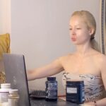 Valeria Lukyanova Instagram – Сняли тайком пока я делала комплекс фейс фитнеса !😂😂😂 вот такой вот у меня творческий беспорядок на столе представляете! А ещё я перерезаю  крем , который не могу достать, и заканчиваю его до конца , а кто ещё так делает пишите плюс в комментариях! 😂😂😂 расскажите вы верите в массаж лица? А то сейчас очень много информации о том что фэйс фитнес не работает, это всё конечно чушь! Я не знаю ничего что работает так хорошо. ТАК ХОРОШО…. Фаааакт!!!!! #фейсфитнес #фейсбилдинг #массаж #массажлица #омоложениелица #молодостьлицаишеи