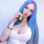 Valeria Lukyanova Instagram – Глубоко увлажняющий nano-крем AVALON с самым эфективным увлажнителем кожи – полиглутаминовой кислотой🩵 «Живая вода» )

☝🏻Полиглутаминовая кислота:
🩵 Эффективно захватывает и удерживает влагу;
🩵 Помогает повысить уровень и расширить функциональные возможности кожной гуалуроновой кислоты, ингрибирует гиалуронидазу
🩵Повышает уровень собственного
НУФ
🩵 Способствует поддержанию и улучшению структурной целостности
КОЖИ
🩵 Повышает увлажненность И эластичность КОЖИ
🩵 Улучшает эластичность и микрорельеф кожи
🩵 Уменьшает трансэпидермальную потерю воды
🩵 Оказывает антистрессовое воздействие (успокаивающий и противоспалительный эффект).
🩵Подавляет выработку меланина, обеспечивая мягкое отбеливание
КОЖИ
🩵Оказывает анти-оксидантное действие против свободных радикалов.

В креме, в синергии с полиглутаминовой кислотой,на
здоровье и молодость кожи так же работают – низко- и
высокомолекулярная гиалуроновая
кислота, мультиминеральный активный комплекс, состоящий из магния, цинка, меди и кальция, которые стимулируют клеточную энергию и общий обмен веществ.

Способствует клеточному обновлению, восстановлению жизнеспособности клеток, тормозит процессы старения кожи, предотвращает образование морщин и придает упругость коже.
Это отличный и эффективный крем для ежедневного ухода за вашей кожей.

Для заказа, пишите в Директ💌 #омоложениелица #молодостьлица #молодаякожа #молодостькожи