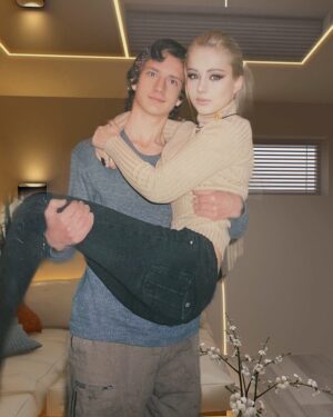 Valeria Lukyanova Instagram - Сегодня мама выслала мне немало фото из семейного архива…. Как прекрасно осознавать что я вообще не изменилась с  пор! Только фигура улучшилась ! Ведь мне тут всего лишь 19 лет посмотрите я вообще не изменилась это очень круто!!! я не знаю ни одного человека кто не поменялся бы за столько лет , а вы? Если бы фото было более качественной, и в летней одежде , я думаю вы бы даже не догадались что это сделано фото не сегодня)))) если вы хотите более подробно узнать все  методики для поддержания молодости которые я использую , подписывайтесь на группу  в шапке профиля ! #старыефото #архив #омоложения #молодость  #аматуе #валериялукьянова