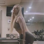 Valeria Lukyanova Instagram – Сегодня записала видео для своей ученица Эталонный авакак накачать попу! Важно запомнить всего лишь 4 шага: 1. Позиция ног на ширине плеч носки к себе пятки от себя. 2. Наклоняться не более чем на 40°…. 3 Очень медленно опускаться и подниматься концентрируюсь только на средний и большой ягодичной мышце…. 4. Должно быть примерно 15 повторений и 6 – 8 подходов. Вес не должен быть слишком большим, иначе нагрузка разойдёмся по ноге , а нам нужно только попа… поэтому чтобы почувствовать попу иногда надо брать в веса  поменьше например 30 кг… #качаемпопу🌰 #качаемпопу🍑 #качаемпопу_чтобы_как_орех #качаемпопукакорех #качаемпопы #качаемпопу🌰🌰🌰 #качаемпопуправильно