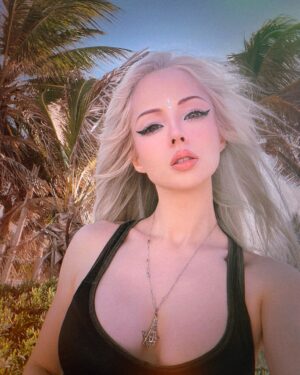 Valeria Lukyanova Instagram - Наша жизнь имеет множество параллельных реальностей и ветвей . И малейшее искривление влечет за собой довольно мощное изменение касательно траектории вашего движения , от каждого миллиметра исходит дальнейшее искривление всего пространства…. Поэтому необходимо взвешенно и осознанно подходить к каждой мысли, просчитывать ментальные конструкции наперёд… Вам удается взять под контроль событийность и понять как вы влияете ? #событийность #реальность #управлениереальностью #аматуе #валериялукьянова