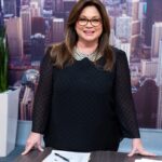 Valerie Bertinelli Instagram - TONIGHT on #KidsBakingChampionship! 🧁 Part of running a successful business is being a good leader, and we're holding interviews to hire two team leaders who will assign flavors in the cream puff cake challenge to give their team the best chance at winning. ✨ Bakers with the same flavors are put head-to-head during judgment, and the side with the most wins earns immunity for their whole team—one baker from the losing side heads for the exit. 😅 Tune- in 8 PM @foodnetwork @discoverplus! 💕
