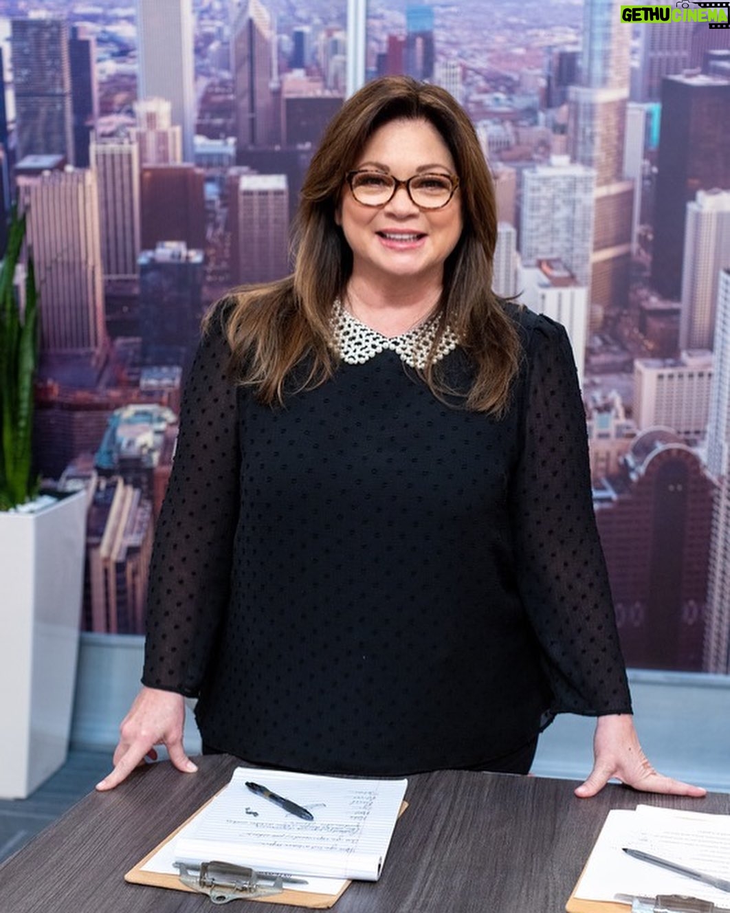 Valerie Bertinelli Instagram - TONIGHT on #KidsBakingChampionship! 🧁 Part of running a successful business is being a good leader, and we're holding interviews to hire two team leaders who will assign flavors in the cream puff cake challenge to give their team the best chance at winning. ✨ Bakers with the same flavors are put head-to-head during judgment, and the side with the most wins earns immunity for their whole team—one baker from the losing side heads for the exit. 😅 Tune- in 8 PM @foodnetwork @discoverplus! 💕