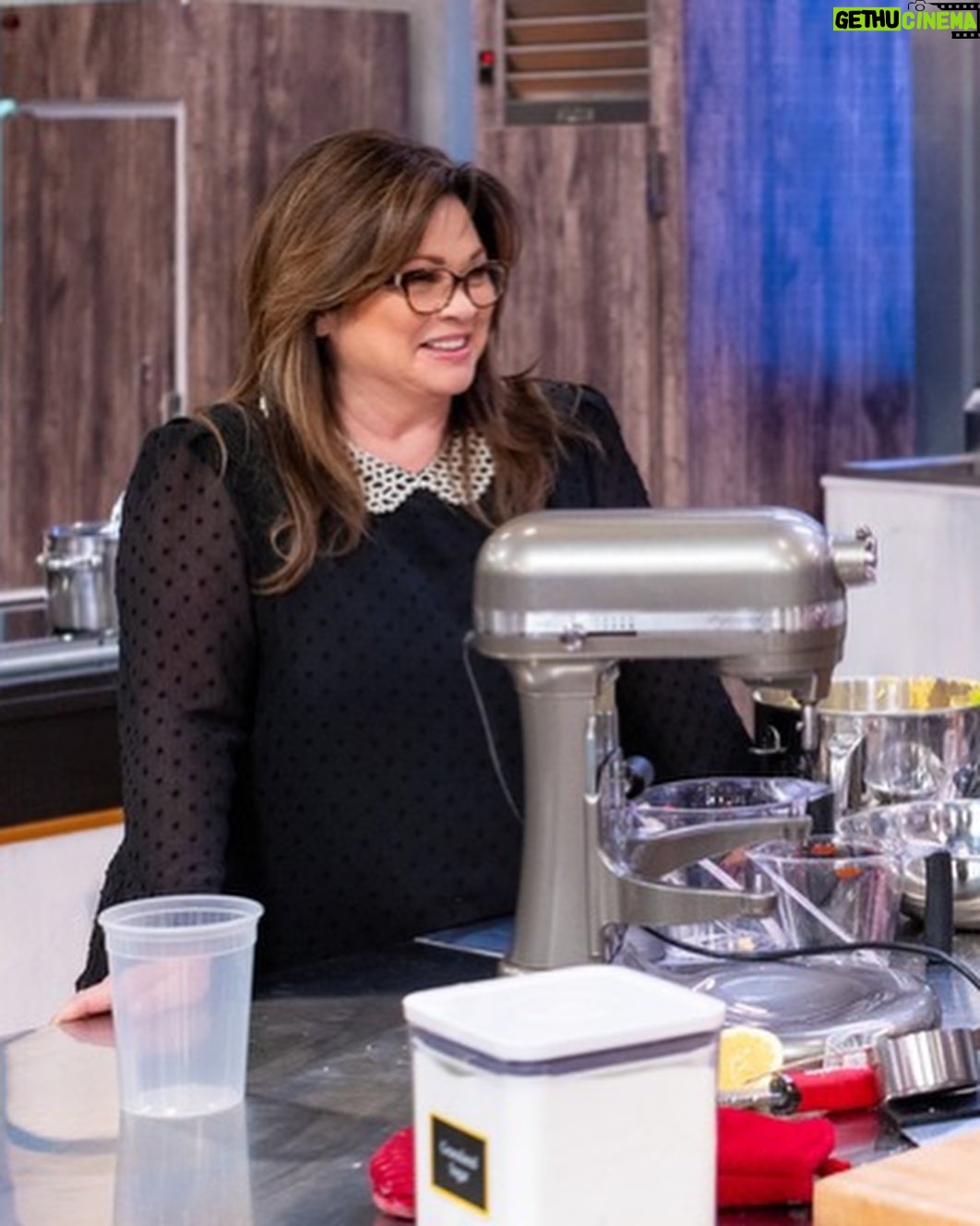 Valerie Bertinelli Instagram - TONIGHT on #KidsBakingChampionship! 🧁 Part of running a successful business is being a good leader, and we're holding interviews to hire two team leaders who will assign flavors in the cream puff cake challenge to give their team the best chance at winning. ✨ Bakers with the same flavors are put head-to-head during judgment, and the side with the most wins earns immunity for their whole team—one baker from the losing side heads for the exit. 😅 Tune- in 8 PM @foodnetwork @discoverplus! 💕