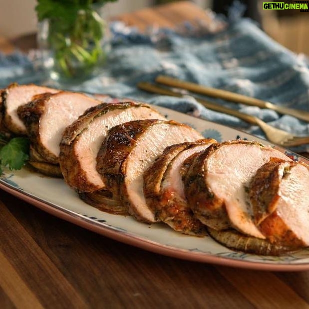 Valerie Bertinelli Instagram - 👩🏻🍳 It’s time to start thinking about your Thanksgiving Day menu, and you’ll wanna add my “Herb Roasted Turkey Breast” recipe! 🦃 When it comes to a flavorful turkey with lightly crisp skin, you can’t skimp on the butter and seasoning! Lemon zest, chopped fresh parsley, onion powder, black pepper, garlic, and a drizzle of extra-virgin oil should do the trick! 😋 Recipe link in bio!