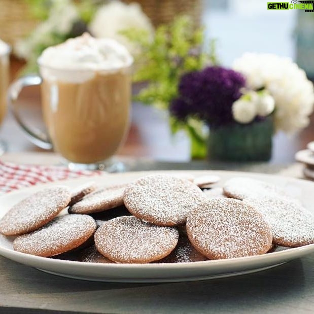 Valerie Bertinelli Instagram - 👩🏻🍳 It's time to start thinking about your holiday dessert menu! 🎄 My "Crispy Chocolate-Mint Cookies" are DELICIOUS!! 😋 All I'm gonna say is Cocoa powder, Butter, Vanilla, and Mint extract. Yummy! 😍 These addicting delights feel like a warm hug on chilly days with some hot cocoa or a cup of coffee for a mid-day boost. 💕 Recipe link stories! 😚
