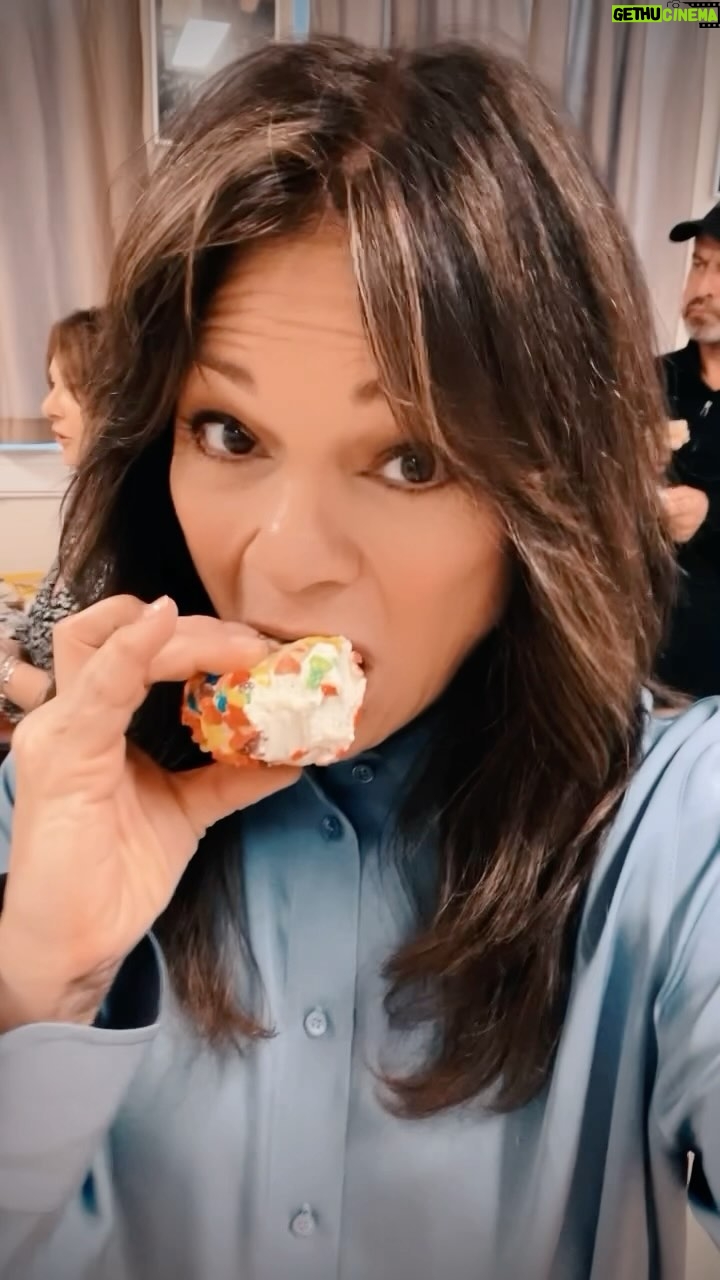 Valerie Bertinelli Instagram - The perks of a book tour are when lovely merchants like @smusht leave you ice cream sandwiches to enjoy while signing books 💜🍦 Thank you! #Indulge is out now and available wherever you love to buy your books!