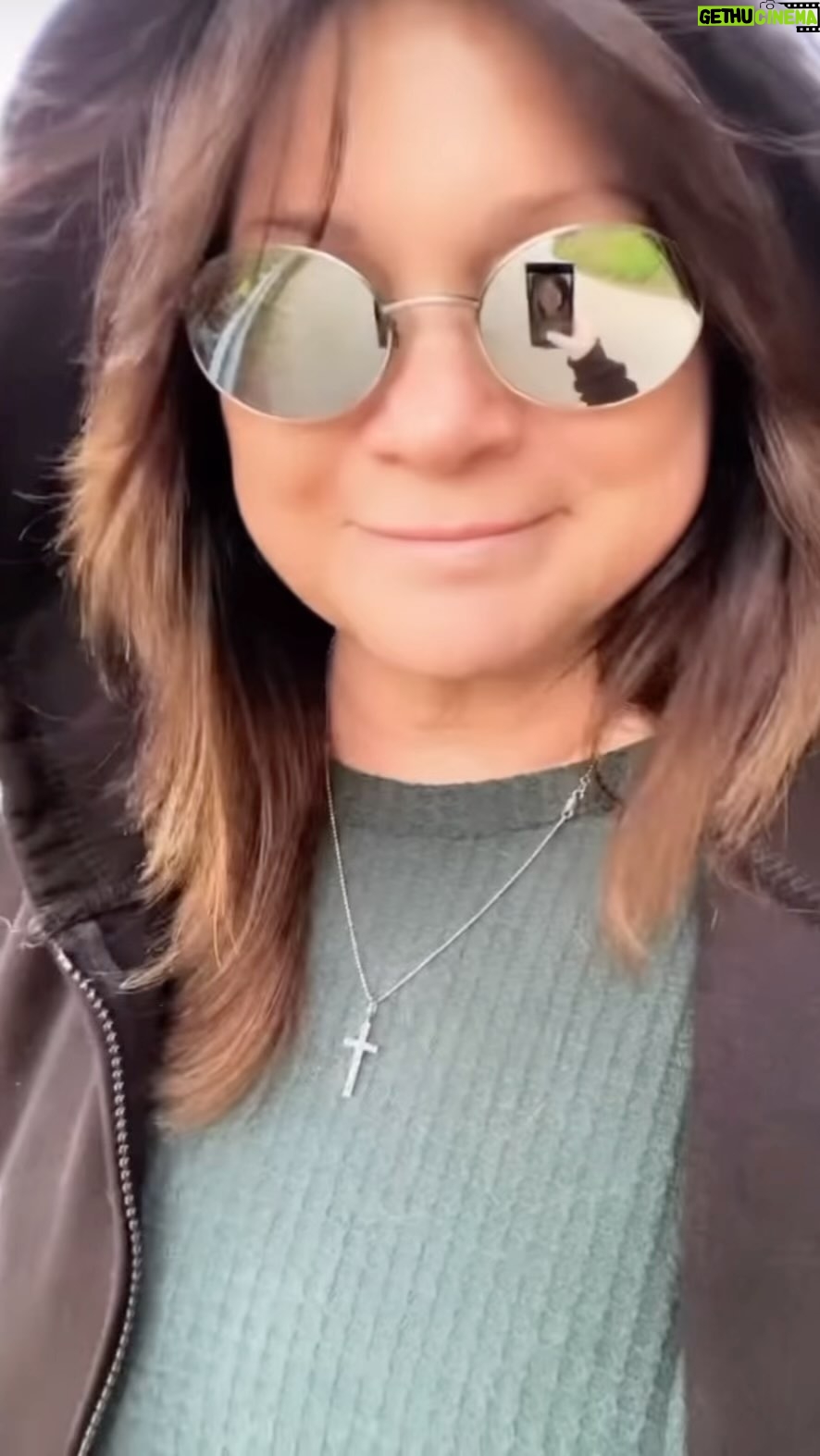 Valerie Bertinelli Instagram - OKAY!! β¨ Day 8 of #DryJanuary!! π
Once you get past the first handful of days, it gets easier, and you really start feeling the rewards! Hehe! π If you decided to join me on our non-judgment #DryJanuary, put a thumbs up in the comments and lmk how itβs going! π PS: Iβm definitely not a doctor, and this is NOT medical advice, but, I asked #ChatGPT about the benefits of eliminating or reducing alcohol consumption, and this is the list it provided: π 1. Improved Physical Health 2. Improved Mental Health 3. Improved Sleep 4. Increased Energy 5. Improved Cognition 6. Improved Skin Health 7. Improved overall well-being One day at a time!! π₯° Goodluck!