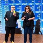 Valerie Bertinelli Instagram - ✨We're backkkk!! Next Monday is the season premiere of #KidsBakingChampionship! 🧁 First impressions are everything in the business world, so @duffgoldman and I kick off the competition by giving the kid bakers free rein to show off their bestselling dessert using the psychology of color. 🍰 Smart owners choose brand colors that highlight the most important aspects of their business, and one young baker is left feeling blue at elimination time. 💕 Tune-In Monday at 8PM on @foodnetwork and stream on @discoveryplus!!