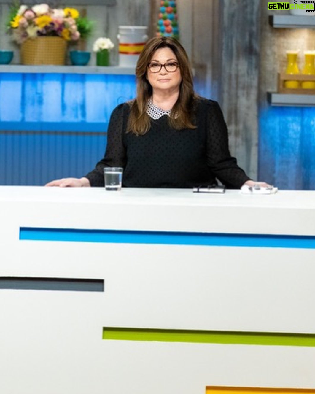 Valerie Bertinelli Instagram - TONIGHT on #KidsBakingChampionship! 🧁 Part of running a successful business is being a good leader, and we're holding interviews to hire two team leaders who will assign flavors in the cream puff cake challenge to give their team the best chance at winning. ✨ Bakers with the same flavors are put head-to-head during judgment, and the side with the most wins earns immunity for their whole team—one baker from the losing side heads for the exit. 😅 Tune- in 8 PM @foodnetwork @discoverplus! 💕