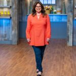 Valerie Bertinelli Instagram - 🧁 Monday on #KidsBakingChampionship! ✨ All businesses need a logo, so @duffgoldman and I task the biz bakers with putting their design on a logo cake. The kids will go head-to-head in a team challenge that finally decides which cake flavor is better, chocolate or vanilla. 🍫 The winning cake earns immunity for their whole team, and one baker from the losing team is sent home! 😅 Be sure to tune in 8PM @foodnetwork @discoveryplus 😉