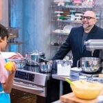 Valerie Bertinelli Instagram - ✨We're backkkk!! Next Monday is the season premiere of #KidsBakingChampionship! 🧁 First impressions are everything in the business world, so @duffgoldman and I kick off the competition by giving the kid bakers free rein to show off their bestselling dessert using the psychology of color. 🍰 Smart owners choose brand colors that highlight the most important aspects of their business, and one young baker is left feeling blue at elimination time. 💕 Tune-In Monday at 8PM on @foodnetwork and stream on @discoveryplus!!