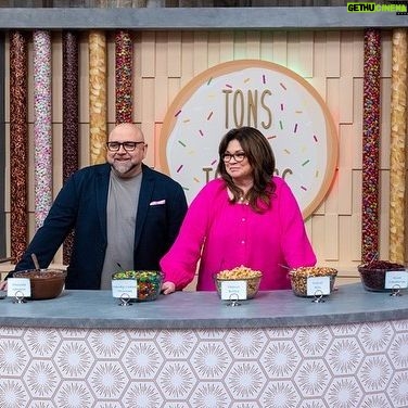 Valerie Bertinelli Instagram - Attention! πͺ This is NOT your grandma's cookie, that's for sure! π΅π» Together, @Duffgoldman and I challenge the next generation of young chefs: put your spin on one of the hottest trends of the moment, the loaded super cookie! π₯ We've asked for two distinct kinds of outrageous cookies to be baked in large quantities. β¨ In this crucial semi-final round, more is better regarding toppings, filling, and frosting! Yummy! π Tune-In MONDAY 8PM on @Foodnetwork @Dicoverplus!! π