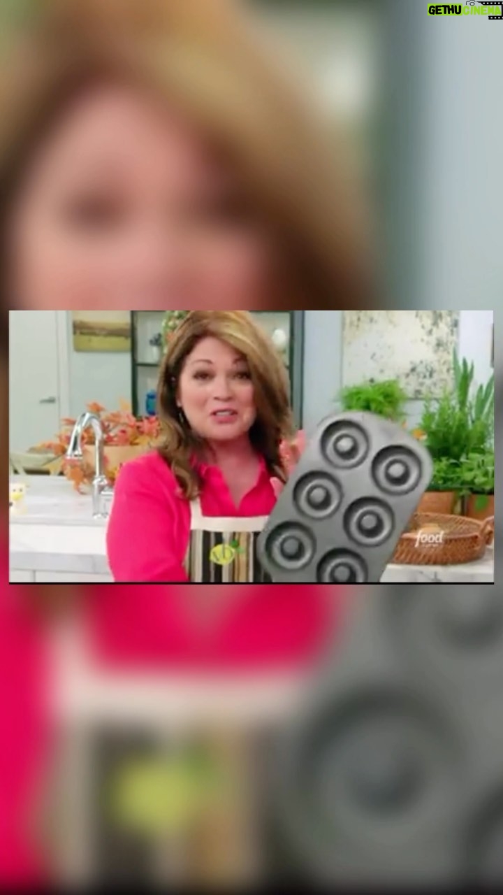 Valerie Bertinelli Instagram - ☺️ It can’t be fall without some pumpkin fun! 🍂 My “Baked Pumpkin Doughnuts” are the perfect family sweet treat for a cozy movie night!