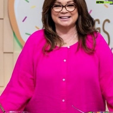 Valerie Bertinelli Instagram - Attention! πͺ This is NOT your grandma's cookie, that's for sure! π΅π» Together, @Duffgoldman and I challenge the next generation of young chefs: put your spin on one of the hottest trends of the moment, the loaded super cookie! π₯ We've asked for two distinct kinds of outrageous cookies to be baked in large quantities. β¨ In this crucial semi-final round, more is better regarding toppings, filling, and frosting! Yummy! π Tune-In MONDAY 8PM on @Foodnetwork @Dicoverplus!! π