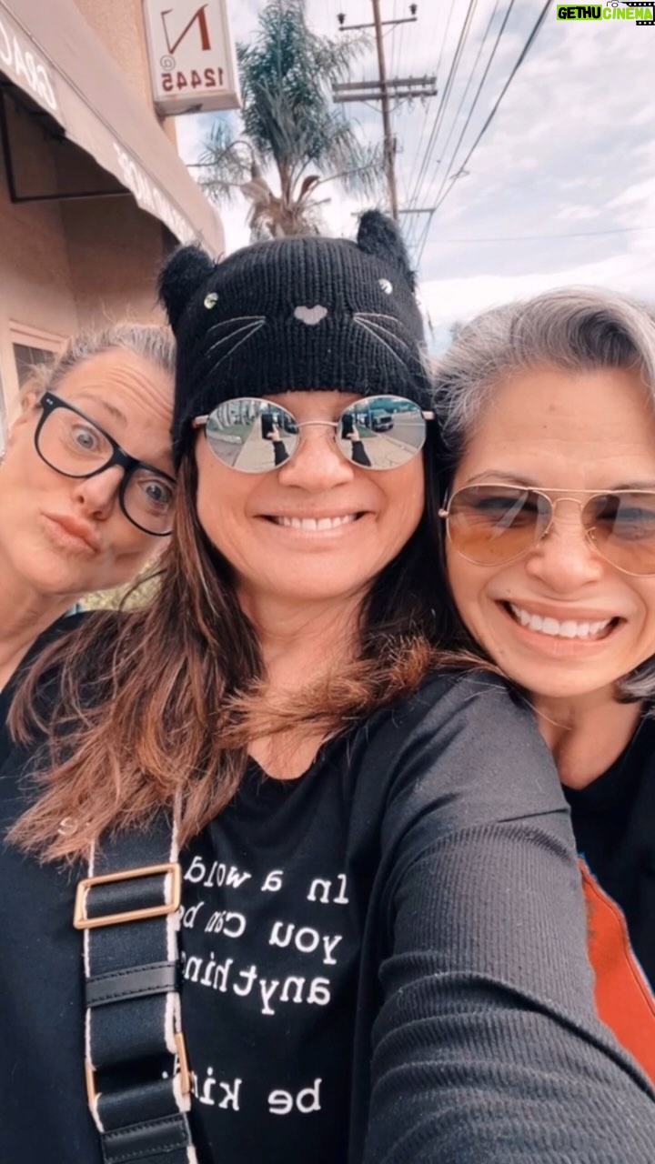 Valerie Bertinelli Instagram - โ๏ธWork out with a buddy โ๏ธ #dryjanuary with a buddy ๐ @graceanatomypilates ๐ @mylastbite ๐ @frenchchefwife ๐ค cat beanie (I donโt remember where I got this beanie over 10 years years ago but @catladybox has a great one too!)