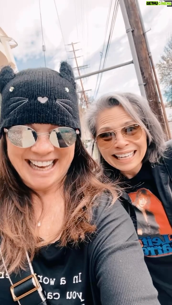 Valerie Bertinelli Instagram - Happy #dryjanuary! Most things are easier and way more fun when you do it with a friend 💖 Especially when your friend is @mylastbite 🥰 Love you, Jo!