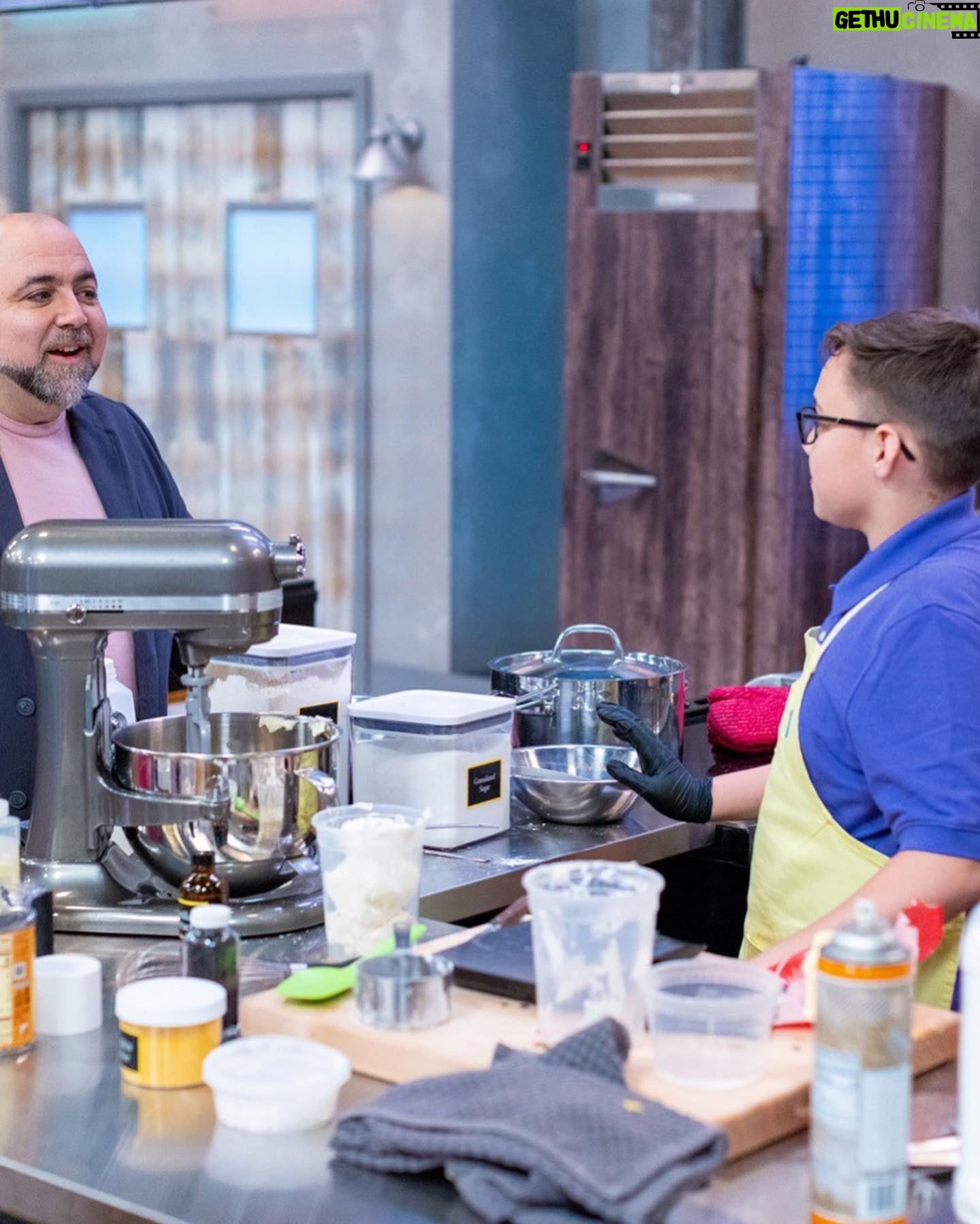Valerie Bertinelli Instagram - π§ Monday on #KidsBakingChampionship! β¨ All businesses need a logo, so @duffgoldman and I task the biz bakers with putting their design on a logo cake. The kids will go head-to-head in a team challenge that finally decides which cake flavor is better, chocolate or vanilla. π« The winning cake earns immunity for their whole team, and one baker from the losing team is sent home! π
Be sure to tune in 8PM @foodnetwork @discoveryplus π