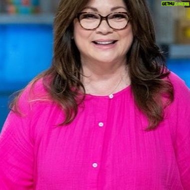 Valerie Bertinelli Instagram - Attention! πͺ This is NOT your grandma's cookie, that's for sure! π΅π» Together, @Duffgoldman and I challenge the next generation of young chefs: put your spin on one of the hottest trends of the moment, the loaded super cookie! π₯ We've asked for two distinct kinds of outrageous cookies to be baked in large quantities. β¨ In this crucial semi-final round, more is better regarding toppings, filling, and frosting! Yummy! π Tune-In MONDAY 8PM on @Foodnetwork @Dicoverplus!! π