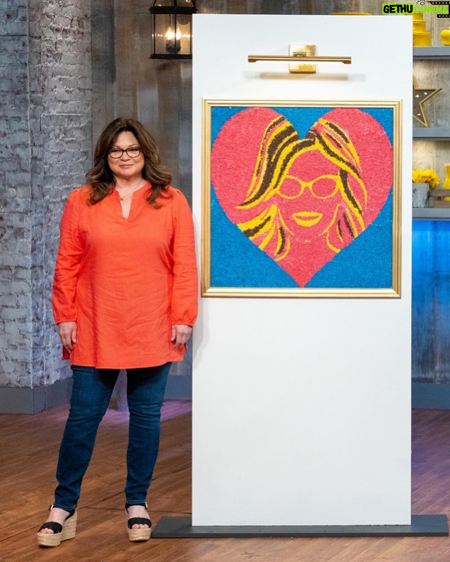 Valerie Bertinelli Instagram - π§ Monday on #KidsBakingChampionship! β¨ All businesses need a logo, so @duffgoldman and I task the biz bakers with putting their design on a logo cake. The kids will go head-to-head in a team challenge that finally decides which cake flavor is better, chocolate or vanilla. π« The winning cake earns immunity for their whole team, and one baker from the losing team is sent home! π
Be sure to tune in 8PM @foodnetwork @discoveryplus π