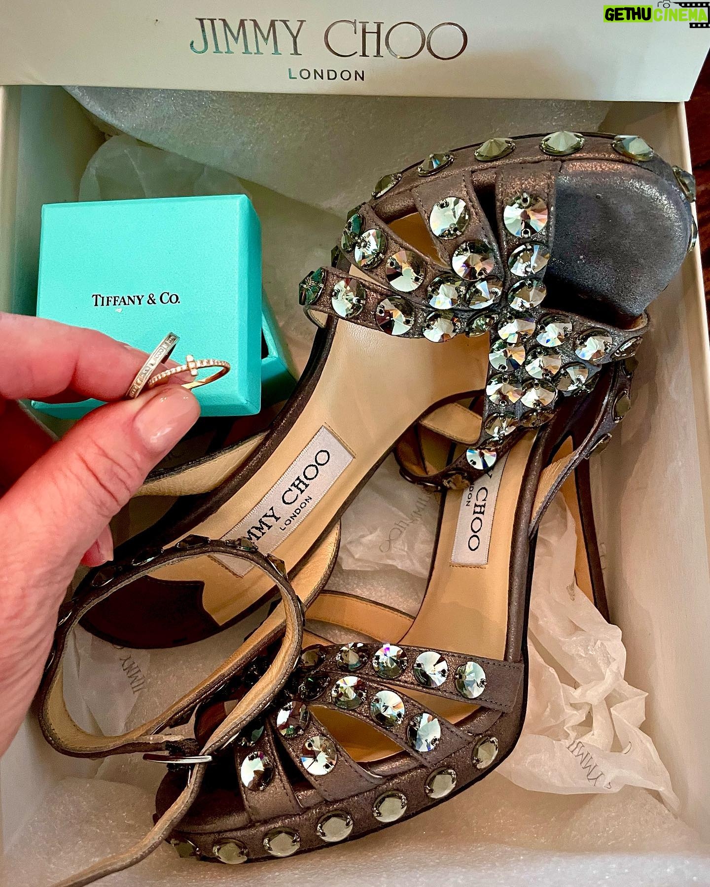 Valerie Bertinelli Instagram - Dropped a few things off with @therealreal. A couple of Tiffany rings that have some bad memories attached and a pair of shoes I wore to a wedding in January 2011 ๐ They should be up in a couple of weeks! โจ๐