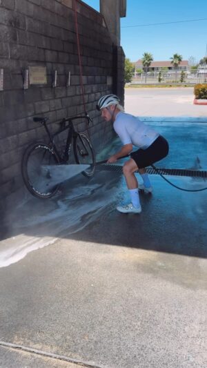 Valtteri Bottas Instagram - How to wash your bike properly 🚲

#VB77 🎥 @tiffanycromwell