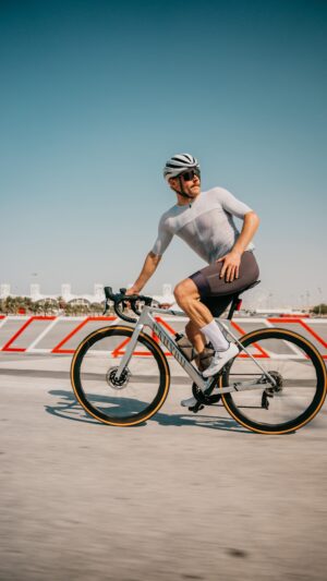 Valtteri Bottas Instagram - Quick spin in the desert with some @stakef1team members on our @canyon bikes 🐪

#VB77 @canyon @sramroad 
🎥 @seyaeggler