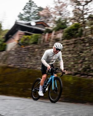 Valtteri Bottas Instagram - Monday 🦆

#VB77 @canyon @sramroad 

📷 @southgate1979 & me