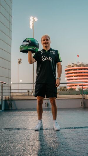 Valtteri Bottas Instagram - Northern lights for 2024 💚

@stilo_official helmet
@tiffanycromwell design
@danieldesigns.it_italy paint

#VB77 #F1 #northernlights #northernstar 
🎥 @seyaeggler @stakef1team