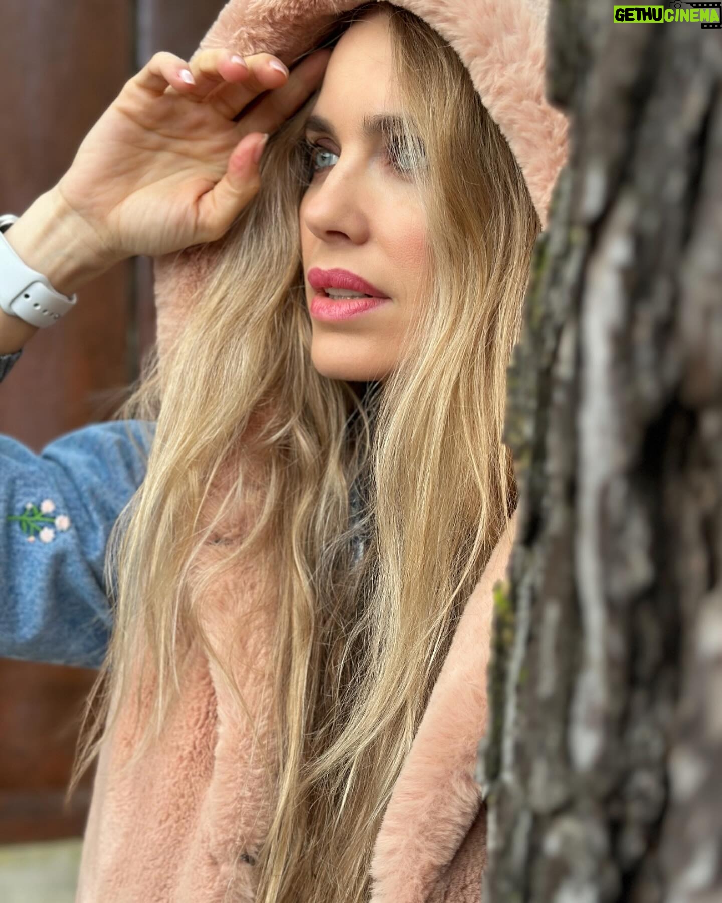 Vanesa Romero Instagram - Caperucita 🤪🥰🌧️ #martes #vanesaromero