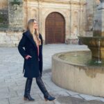 Vanesa Romero Instagram - Sonrisa de martes 🌟🎬… Hoy en el programa #Ahoraonunca9E de @rtve vais a conocer a un hombre que hace unas esculturas con mucho significado, os espero por allí 🥰. #conociendohistoriasbonitas #vanesaromero