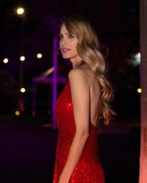 Vanesa Romero Instagram - Anoche fue muy especial y bonita, recibí el premio a mejor actriz de cine por Malditas de @carlosmarban_oficial en los premios @yoursmagazinee ¡chute de energía para seguir creciendo 🥰! 
¡Estoy feliz! 
Lo quiero compartir con todos vosotros, que cada día formáis parte de mi vida, me hacéis feliz y a ti mi querida @palomatejero que no te puedo querer más ❤️
El vestidazo es de @michaelkors 
Joyas @damianiofficial 
Zapatos @lodishoes 
Estilista @mardy_nogales 
Maqui y pelu @rebecatfigueroa 
📸 @alanphotos 
#vanesaromero #redcarpet