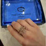 Vanesa Romero Instagram – Anoche fue muy especial y bonita, recibí el premio a mejor actriz de cine por Malditas de @carlosmarban_oficial en los premios @yoursmagazinee ¡chute de energía para seguir creciendo 🥰!
¡Estoy feliz!
Lo quiero compartir con todos vosotros, que cada día formáis parte de mi vida, me hacéis feliz y a ti mi querida @palomatejero que no te puedo querer más ❤️
El vestidazo es de @michaelkors
Joyas @damianiofficial
Zapatos @lodishoes
Estilista @mardy_nogales
Maqui y pelu @rebecatfigueroa
📸 @alanphotos
#vanesaromero #redcarpet
