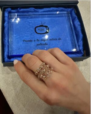 Vanesa Romero Instagram - Anoche fue muy especial y bonita, recibí el premio a mejor actriz de cine por Malditas de @carlosmarban_oficial en los premios @yoursmagazinee ¡chute de energía para seguir creciendo 🥰! 
¡Estoy feliz! 
Lo quiero compartir con todos vosotros, que cada día formáis parte de mi vida, me hacéis feliz y a ti mi querida @palomatejero que no te puedo querer más ❤️
El vestidazo es de @michaelkors 
Joyas @damianiofficial 
Zapatos @lodishoes 
Estilista @mardy_nogales 
Maqui y pelu @rebecatfigueroa 
📸 @alanphotos 
#vanesaromero #redcarpet