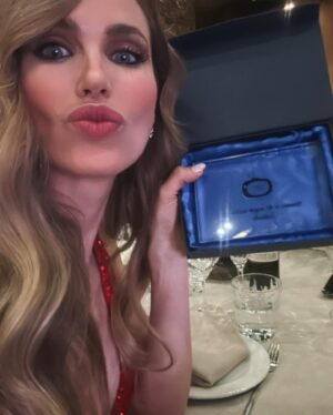 Vanesa Romero Instagram - Anoche fue muy especial y bonita, recibí el premio a mejor actriz de cine por Malditas de @carlosmarban_oficial en los premios @yoursmagazinee ¡chute de energía para seguir creciendo 🥰! 
¡Estoy feliz! 
Lo quiero compartir con todos vosotros, que cada día formáis parte de mi vida, me hacéis feliz y a ti mi querida @palomatejero que no te puedo querer más ❤️
El vestidazo es de @michaelkors 
Joyas @damianiofficial 
Zapatos @lodishoes 
Estilista @mardy_nogales 
Maqui y pelu @rebecatfigueroa 
📸 @alanphotos 
#vanesaromero #redcarpet