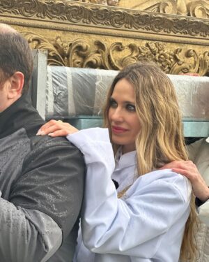 Vanesa Romero Instagram - Hace una semana estrené nueva sección “Hoy quiero ser…” en el programa #Ahoraonunca de @rtve 
Como la Semana Santa está a la vuelta de la esquina, hoy quiero ser…MUJER DE TRONO para saber cómo se preparan las personas para llevar los tronos durante horas.
Pd: Lo podréis ver hoy a partir de las 14:15
#vanesaromero #semanasanta