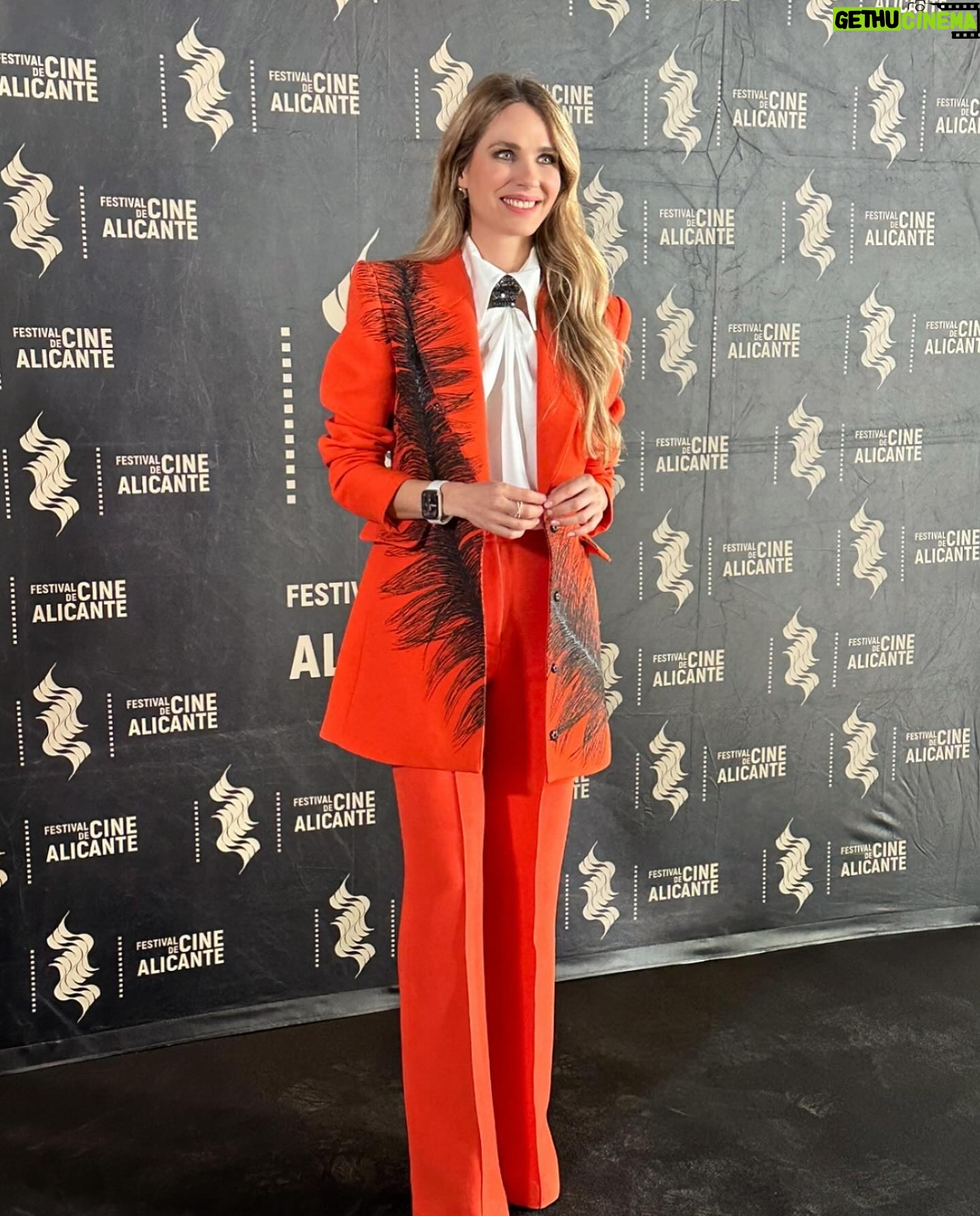 Vanesa Romero Instagram - Ayer estuve en la presentación del @festivalcinealicante ¡Qué bonita mañana pasé! ¡Nos vemos a finales de Mayo en mi tierra! 👗 @isabelsanchiscostura @mardy_nogales 💄 @rebecatfigueroa #vivaelcine #mitierra #alicante #raíces