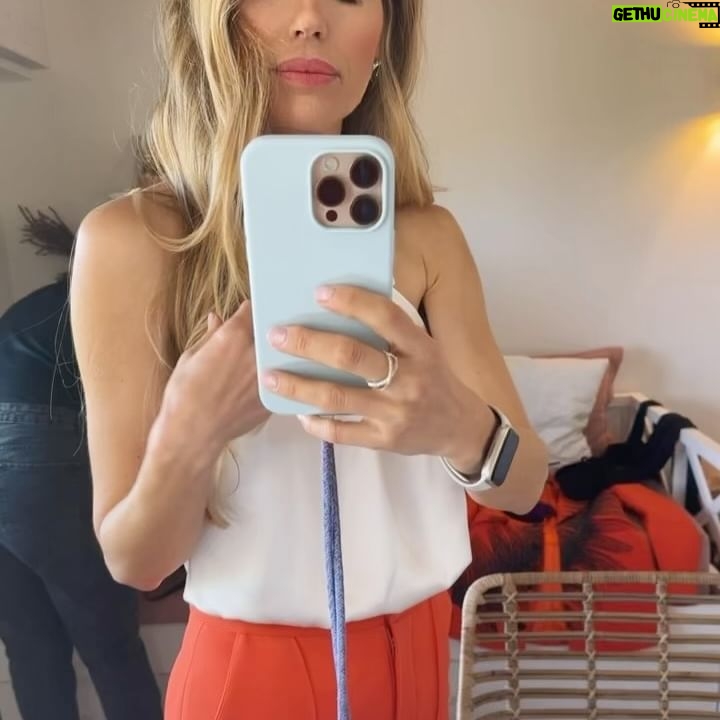 Vanesa Romero Instagram - Ayer estuve en la presentación del @festivalcinealicante ¡Qué bonita mañana pasé! ¡Nos vemos a finales de Mayo en mi tierra! 👗 @isabelsanchiscostura @mardy_nogales 💄 @rebecatfigueroa #vivaelcine #mitierra #alicante #raíces