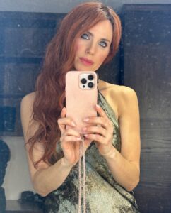 Vanesa Romero Instagram - Os presento a SORAYA 🎬🤪… Seguimos grabando #HotelBitcoinLaPelicula … @lacanicafilms @idolofilms @palomatejero @juan_vidal_fernandez