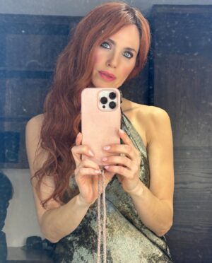 Vanesa Romero Instagram - Os presento a SORAYA 🎬🤪…
Seguimos grabando #HotelBitcoinLaPelicula …
@lacanicafilms
@idolofilms 
@palomatejero 
@juan_vidal_fernandez