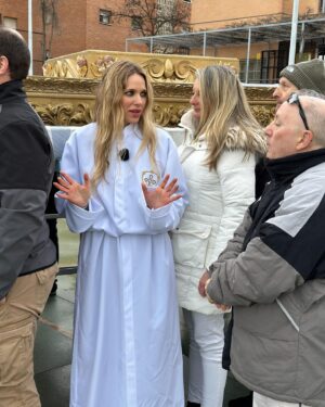 Vanesa Romero Instagram - Hace una semana estrené nueva sección “Hoy quiero ser…” en el programa #Ahoraonunca de @rtve 
Como la Semana Santa está a la vuelta de la esquina, hoy quiero ser…MUJER DE TRONO para saber cómo se preparan las personas para llevar los tronos durante horas.
Pd: Lo podréis ver hoy a partir de las 14:15
#vanesaromero #semanasanta