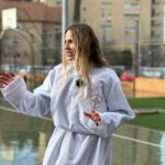 Vanesa Romero Instagram – Hace una semana estrené nueva sección “Hoy quiero ser…” en el programa #Ahoraonunca de @rtve
Como la Semana Santa está a la vuelta de la esquina, hoy quiero ser…MUJER DE TRONO para saber cómo se preparan las personas para llevar los tronos durante horas.
Pd: Lo podréis ver hoy a partir de las 14:15
#vanesaromero #semanasanta