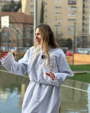 Vanesa Romero Instagram - Hace una semana estrené nueva sección “Hoy quiero ser…” en el programa #Ahoraonunca de @rtve 
Como la Semana Santa está a la vuelta de la esquina, hoy quiero ser…MUJER DE TRONO para saber cómo se preparan las personas para llevar los tronos durante horas.
Pd: Lo podréis ver hoy a partir de las 14:15
#vanesaromero #semanasanta