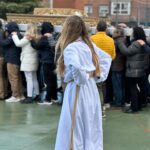 Vanesa Romero Instagram – Hace una semana estrené nueva sección “Hoy quiero ser…” en el programa #Ahoraonunca de @rtve 
Como la Semana Santa está a la vuelta de la esquina, hoy quiero ser…MUJER DE TRONO para saber cómo se preparan las personas para llevar los tronos durante horas.
Pd: Lo podréis ver hoy a partir de las 14:15
#vanesaromero #semanasanta