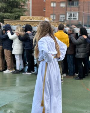 Vanesa Romero Instagram - Hace una semana estrené nueva sección “Hoy quiero ser…” en el programa #Ahoraonunca de @rtve 
Como la Semana Santa está a la vuelta de la esquina, hoy quiero ser…MUJER DE TRONO para saber cómo se preparan las personas para llevar los tronos durante horas.
Pd: Lo podréis ver hoy a partir de las 14:15
#vanesaromero #semanasanta