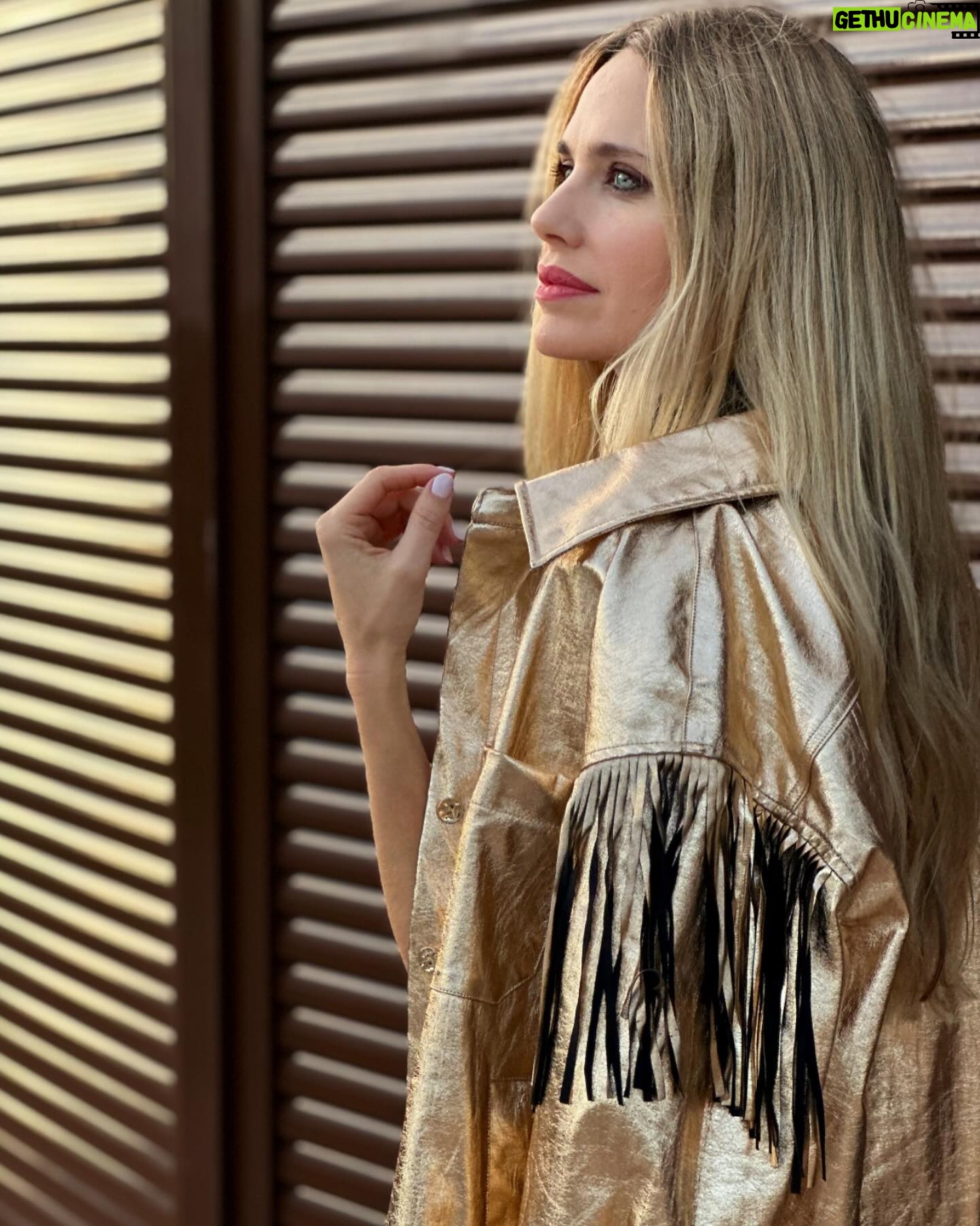 Vanesa Romero Instagram - Miércoles dorado 😝… ¿Primera,segunda o tercera? #vanesaromero #noviembre