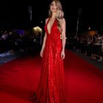 Vanesa Romero Instagram – Anoche fue muy especial y bonita, recibí el premio a mejor actriz de cine por Malditas de @carlosmarban_oficial en los premios @yoursmagazinee ¡chute de energía para seguir creciendo 🥰!
¡Estoy feliz!
Lo quiero compartir con todos vosotros, que cada día formáis parte de mi vida, me hacéis feliz y a ti mi querida @palomatejero que no te puedo querer más ❤️
El vestidazo es de @michaelkors
Joyas @damianiofficial
Zapatos @lodishoes
Estilista @mardy_nogales
Maqui y pelu @rebecatfigueroa
📸 @alanphotos
#vanesaromero #redcarpet